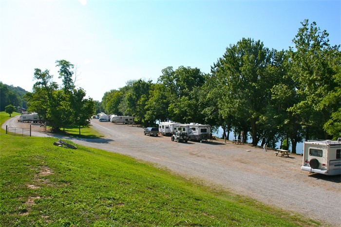 A nice overview from the far end of the campground, showing the interior sites (to the left) and the riverfront sites (to the right).